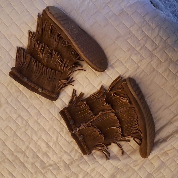 Minnetonka Boots 👢 - Picture 1 of 7